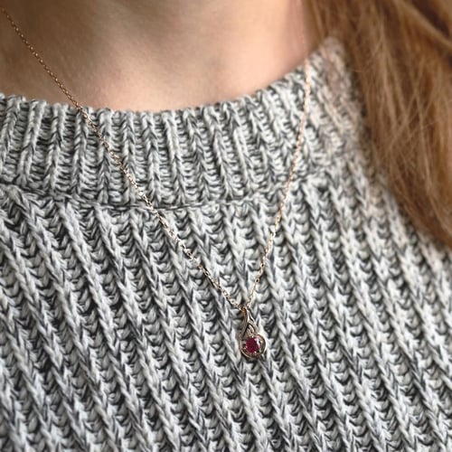 Elegante Anhänger mit Rubin und Diamanten Cor