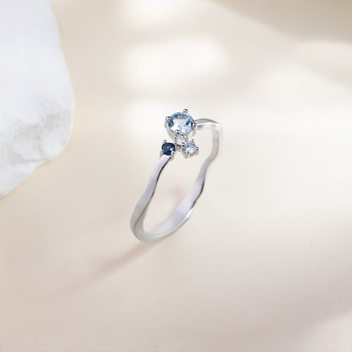 Silberner Cluster-Ring mit Aquamarin, Saphir, Mondstein und einem Diamanten Roche