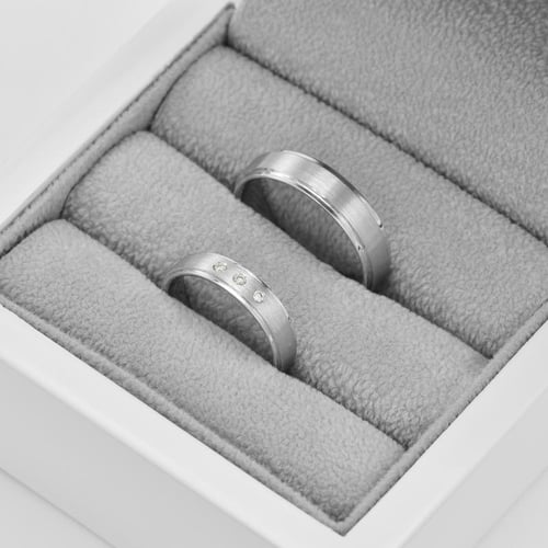 Goldene Eheringe mit drei Diamanten Xoana