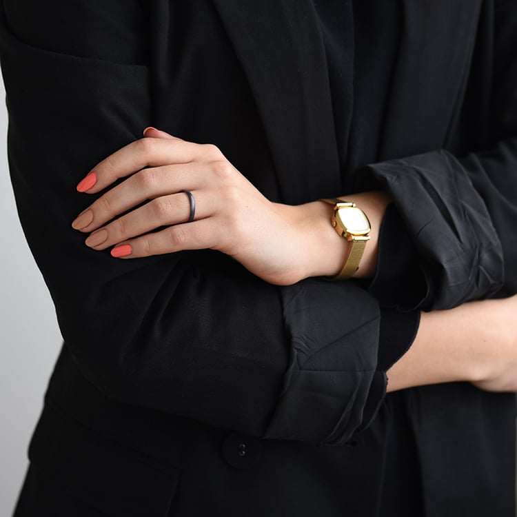 Ring mit schwarzem Ruthenium auf dem Finger 58689