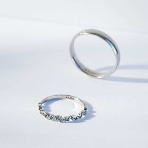 Zarter Memoire Ring mit blauen Diamanten Talita
