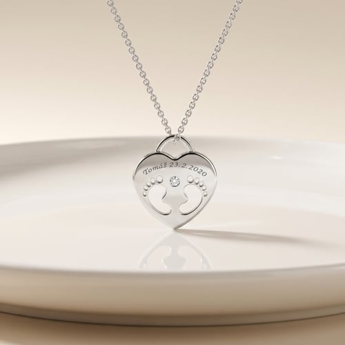 Silberner Anhänger mit Kinderfüßchen, einem Diamanten und Gravur Olivia