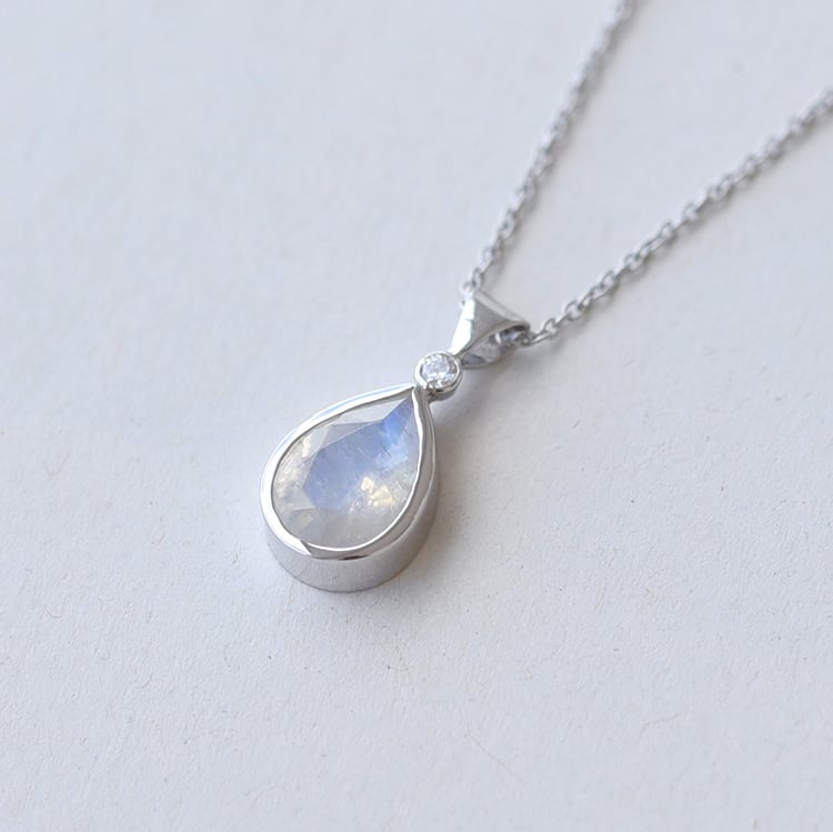 Goldene Anhänger mit Mondstein und Diamanten Moontly 65600