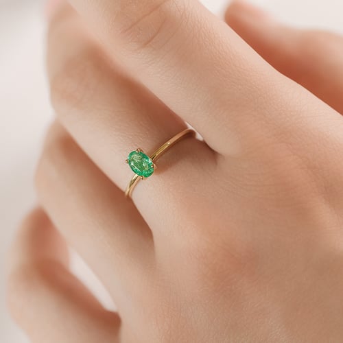 Eleganter Verlobungsring mit einem ovalen Smaragd Frost