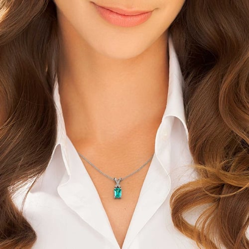 Goldener Anhänger mit einem Lab Grown Paraiba Turmalin in Emerald Form Jaren