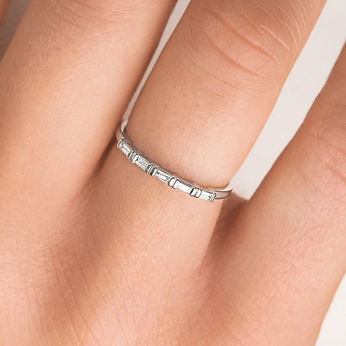 Halb-Eternity aus Gold mit Baguette Diamanten Vamala