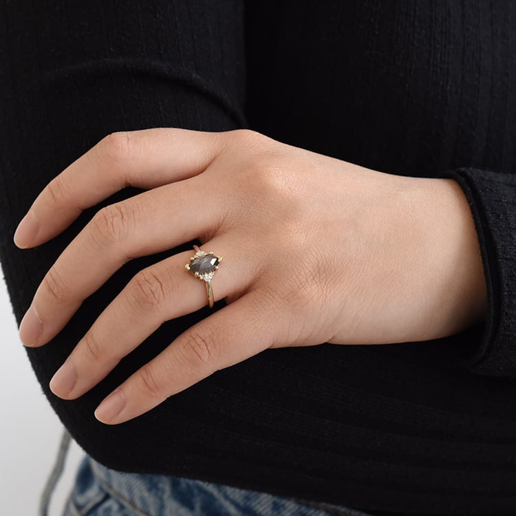 Verlobungsring mit einem Salt and Pepper Diamanten in Hexagonform Lanre 96404