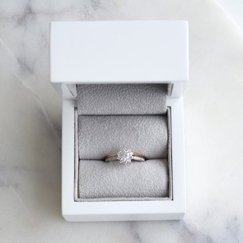Verlobungsring mit Diamanten in Form einer Blume Evander