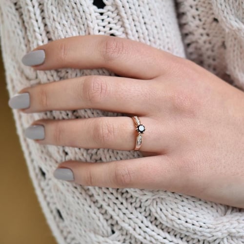 Verlobungsring mit schwarzem Diamant Mita