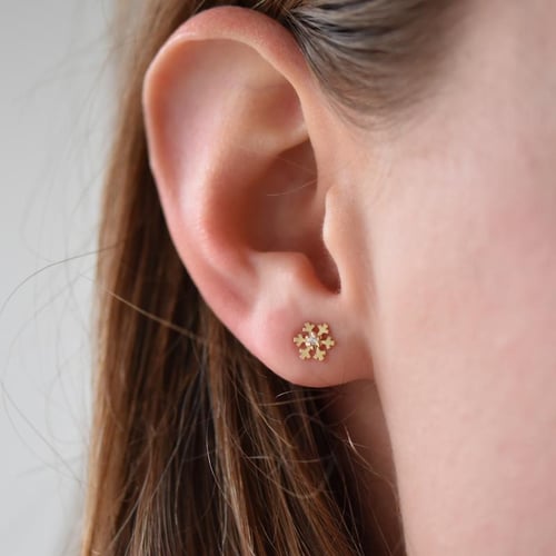 Goldene Ohrstecker mit Schneeflocke und Zirkonia Loncia
