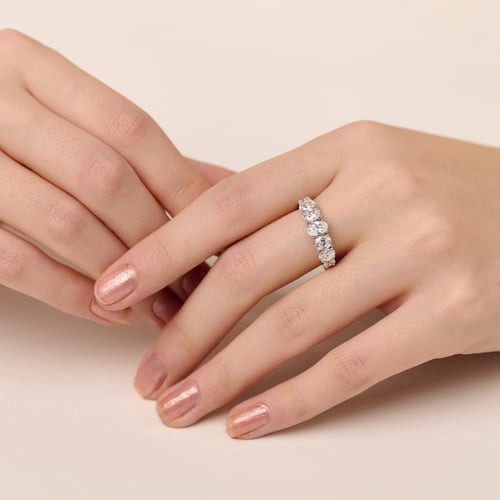 Goldring mit ovalen Lab Grown Diamanten Rasel