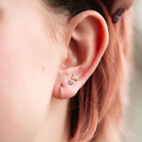 Goldener Piercing Ohrstecker mit weißen Topasen Amina