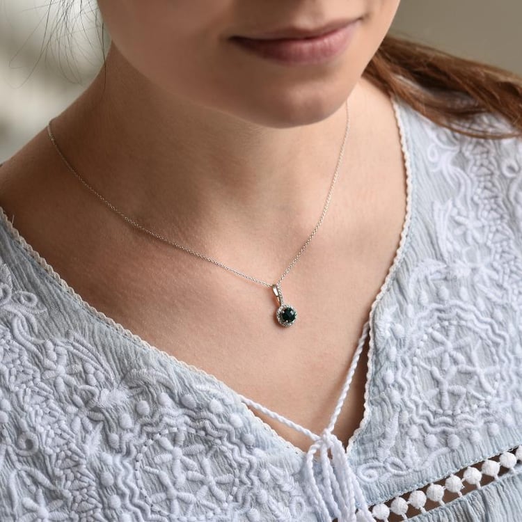 Smaragd und Topasen Anhänger auf dem Hals 42292