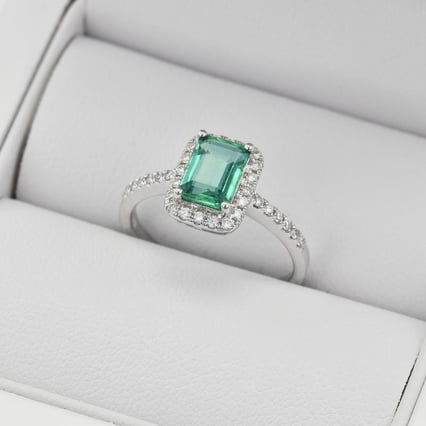 Wunderschöner Smaragd-Ring aus 750 Gold mit Diamanten Cheniah