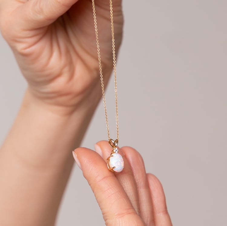 Goldener Anhänger mit ovalem Opal in Weiß und Diamant Rafiah 118297