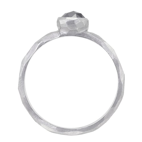 Gehämmerter Ring mit schwarzem Diamanten Seraphine