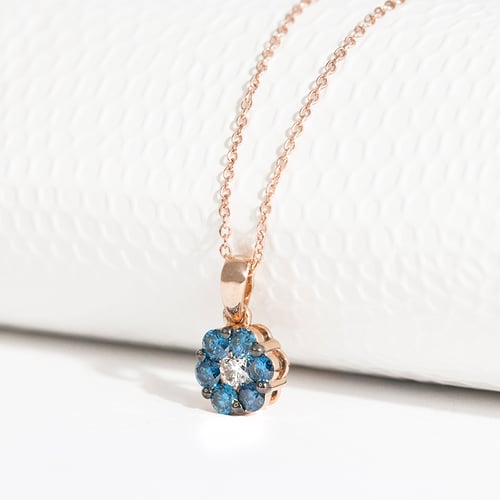 Blaue Diamanten im Anhänger in Blumenform Shayne