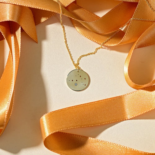 Goldener Anhänger mit Sternbild und Edelstein Nyala