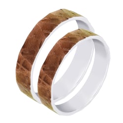 Goldene Trauringe mit bearbeiteter Oberfläche Zentaki