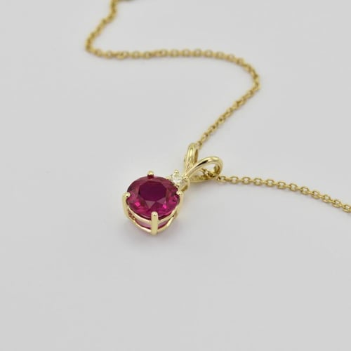 Goldener Rubinanhänger mit Diamant Emolyna