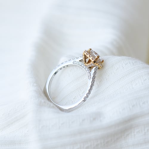 Verlobungsring mit Cushion-Diamant Carmelo