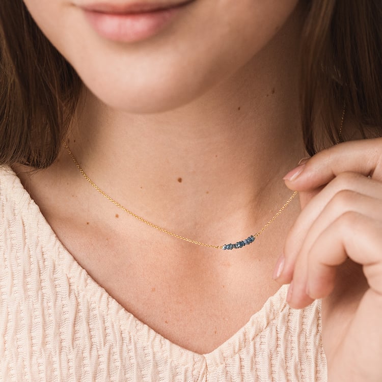 Goldener Choker mit blauen ungeschliffenen Diamanten Inaku 155198