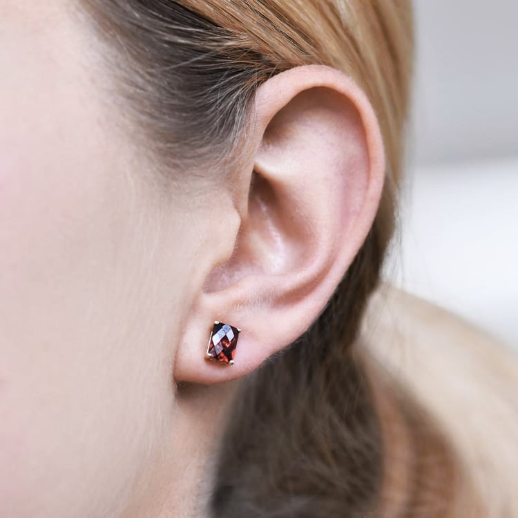 Goldene Ohrringe mit Granaten Handan 114288