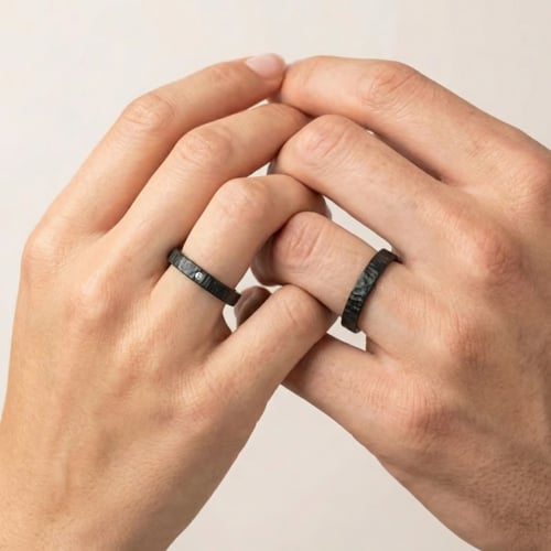 Flache Eheringe aus Carbon mit Diamant Jae