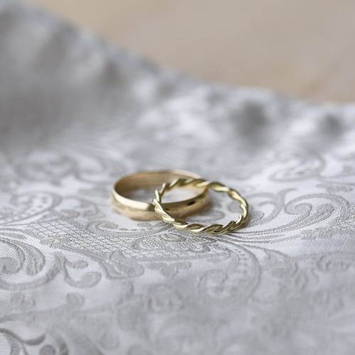 Untraditionelle goldene Trauringe mit Seilmotiv Aase