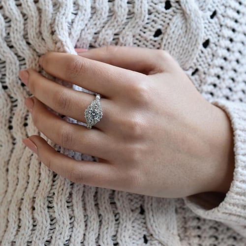 Verlobungsring mit Diamant im Halo-Stil Uviola