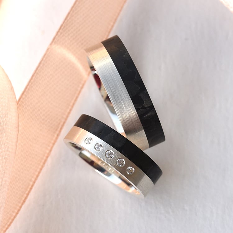 Flache Trauringe aus Carbon und Gold mit Diamanten Pharaz 77689