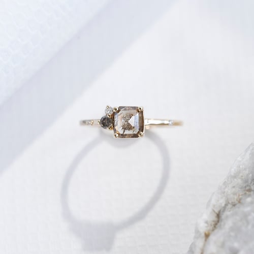 Ring mit Salt and Pepper Diamanten und Lab Grown Diamanten Kenya