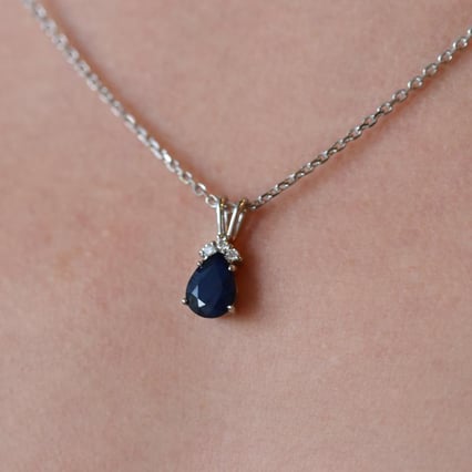 Goldene Anhänger mit Saphir und Diamanten Janith