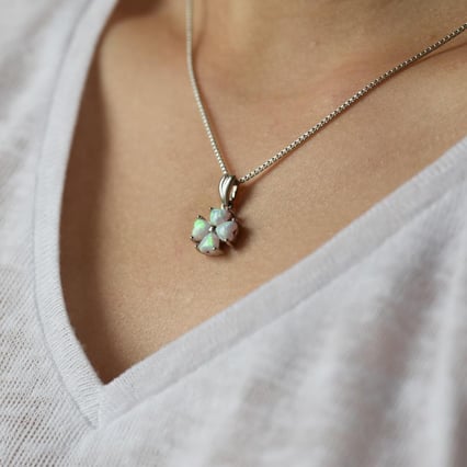 Silberanhänger mit Opalen als vierblättriges Kleeblatt Obelia