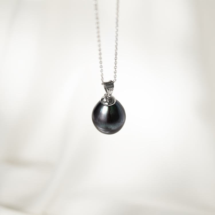 Kette aus 750 Gold mit schwarzer Perle Wamox 129764