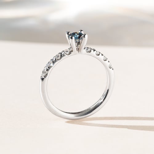 Verlobungsring mit blauem Diamant Megha