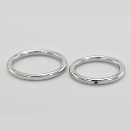 Minimalistische Eheringe aus Gold mit schwarzem Diamanten Alays