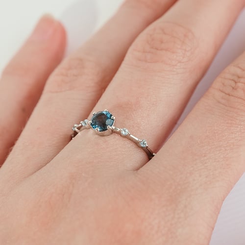 Ring mit Londoner Topasen und seitlichen Schweizer Topasen Imelda