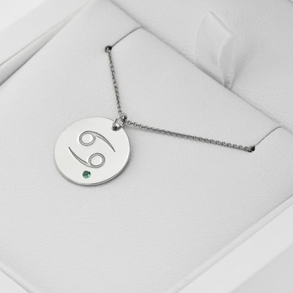 Anhänger in Gold mit Sternzeichen Krebs und Smaragd