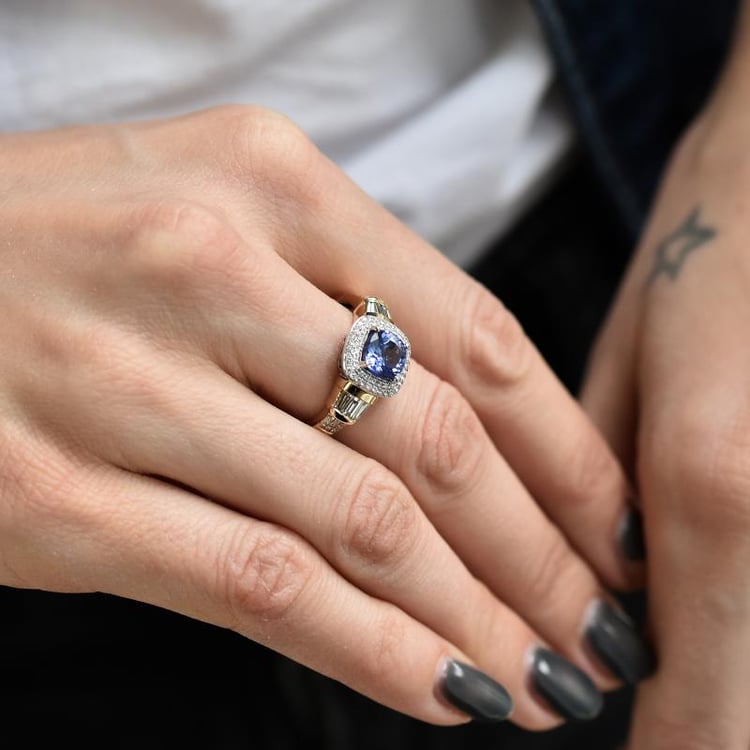 Königlicher Goldring mit Cushion Tansanit und Diamanten Glenna 6090