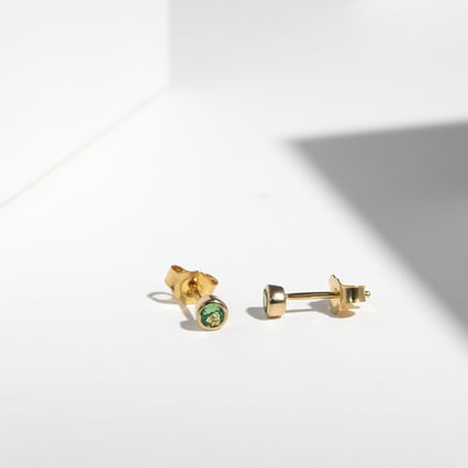 Minimalistische Ohrstecker mit Tsavorit Granaten in Bezelfassung Tofine