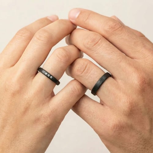 Flache Eheringe aus Carbon mit Diamant Dammu