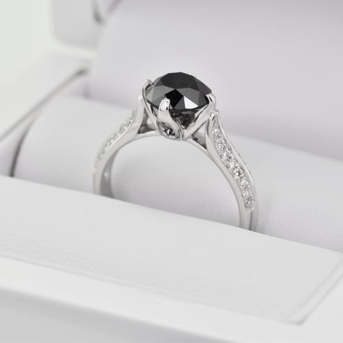 Goldener Verlobungsring mit 2.47ct schwarzem Diamant Ida