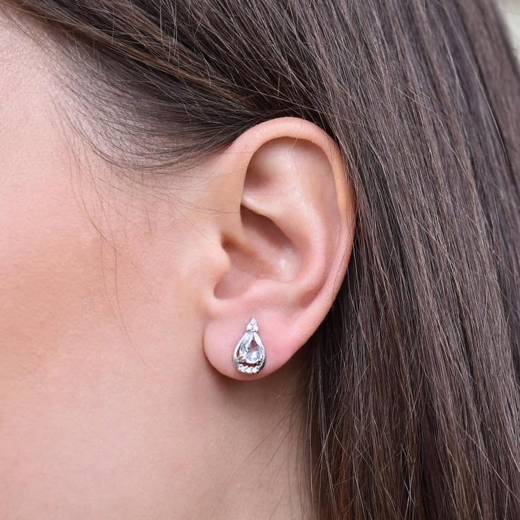 Silberne Aquamarin-Ohrringe auf der Dame 30494