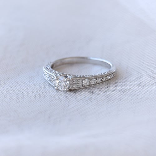 Goldener Vintage Verlobungsring voller Diamanten Keran