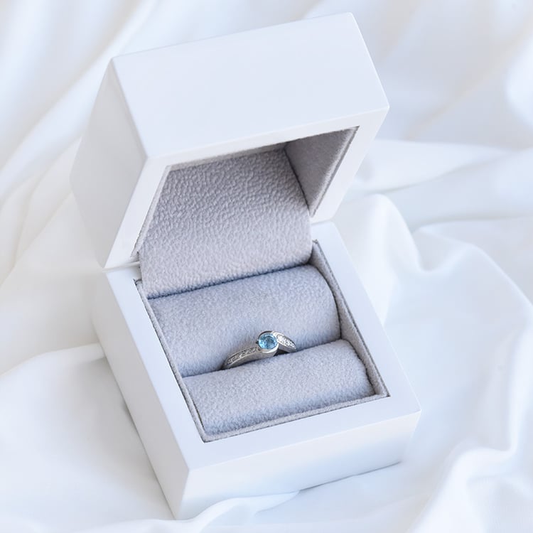 Verlobungsring mit schweizerblauem Topas Lytarie 88623