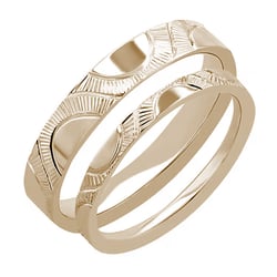 Eheringe mit der Gravur von Sonnenmotiven aus Haselnussgold Villa