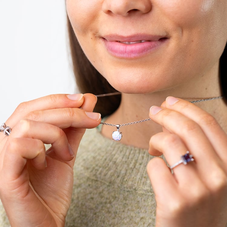 Weißer Opal im goldenen Anhänger Icy 147468