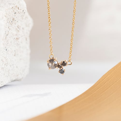 Silberne Cluster-Kette mit Salt and Pepper Diamanten Millie