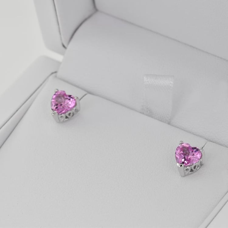 Herzformige Ohrstecker mit rosa Saphir in Eppi-Geschenkbox 8145